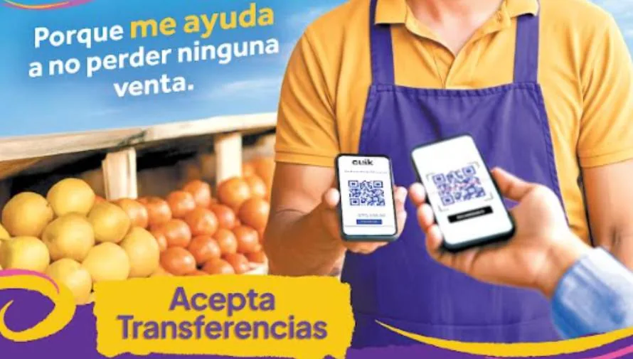 manos de personas sosteniendo unos celulares