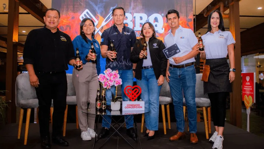 personas posando para una foto con una cerveza cabro en la mano