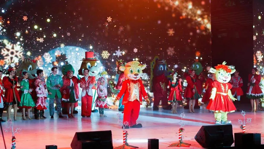 Personajes del IRTRA en show navideño 2025
