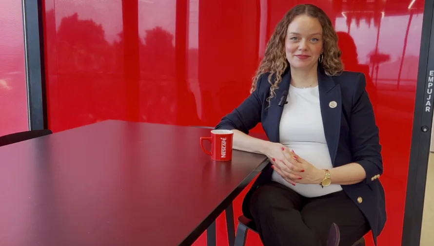 mujer rubia con taza de nescafé