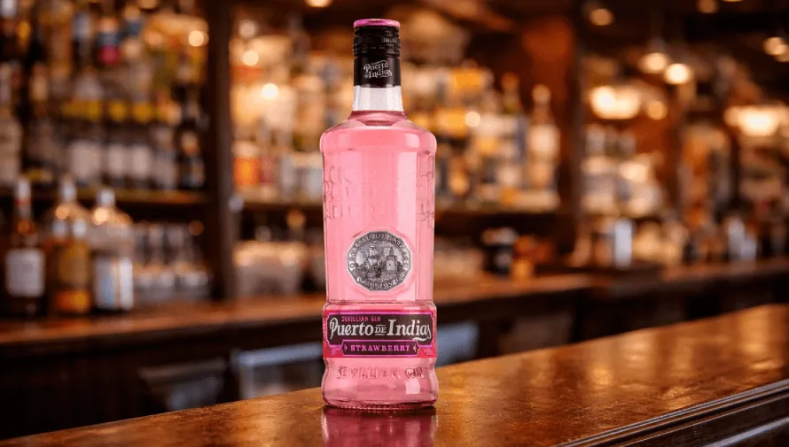 botella de ginebra puerto de indias sobre una barra de bar