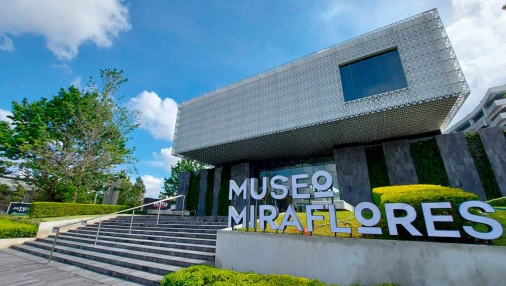 fachada de la entrada del museo miraflores en ciudad de guatemala