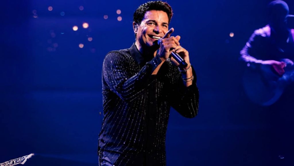 Chayanne con un microfono cantando