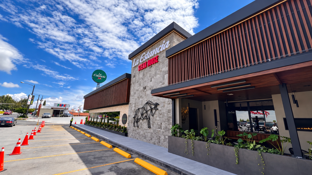 fachada del restaurante la estancia majadas ciudad de guatemala