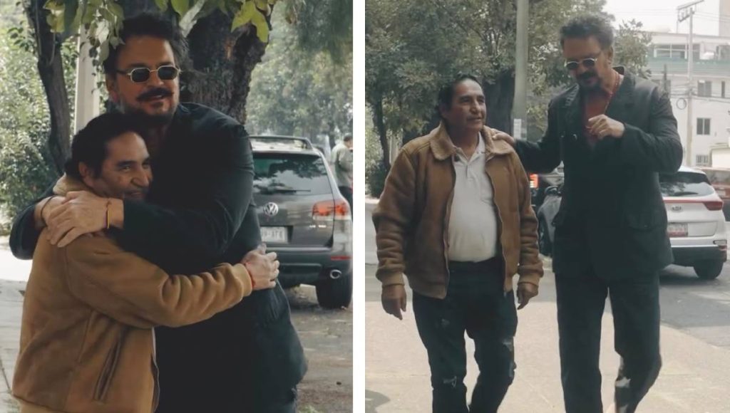 Ricardo Arjona abrazando a un hombre.