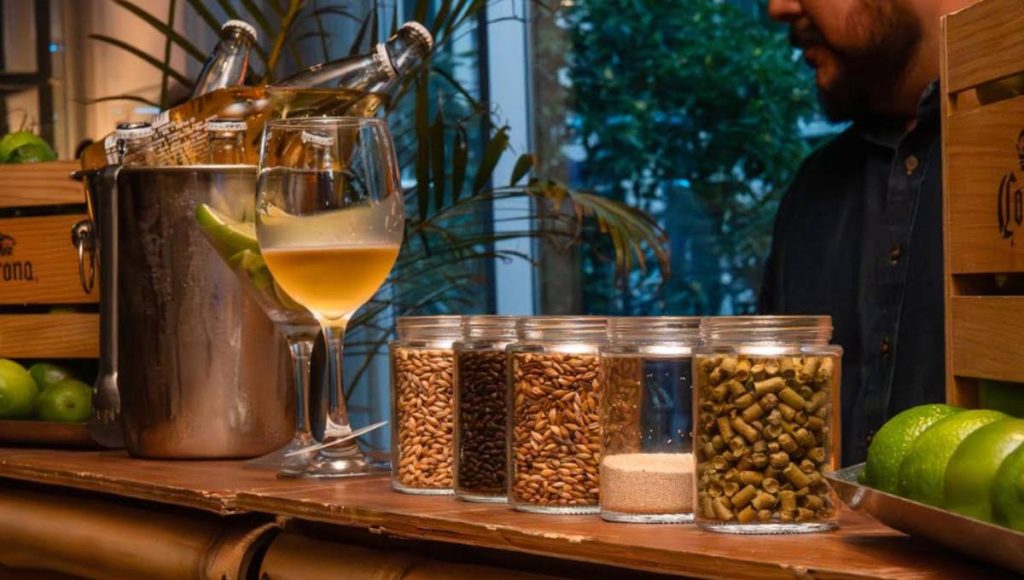 cervezas e ingredientes naturales sobre una mesa