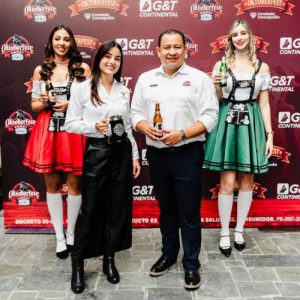 3 mujeres y 1 hombre parados, sosteniendo una botella de cerveza en sus manos.