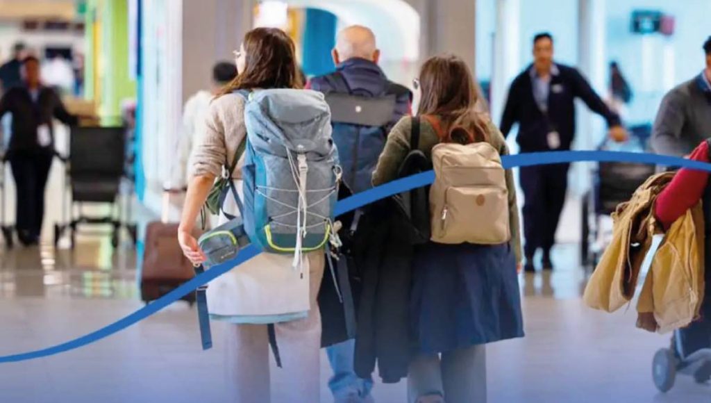 personas con mochilas caminando en el aeropuerto internacional la aurora guatemala