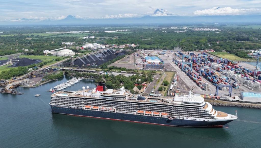 Foto aérea de un crucero en Guatemala, en puerto quetzal.